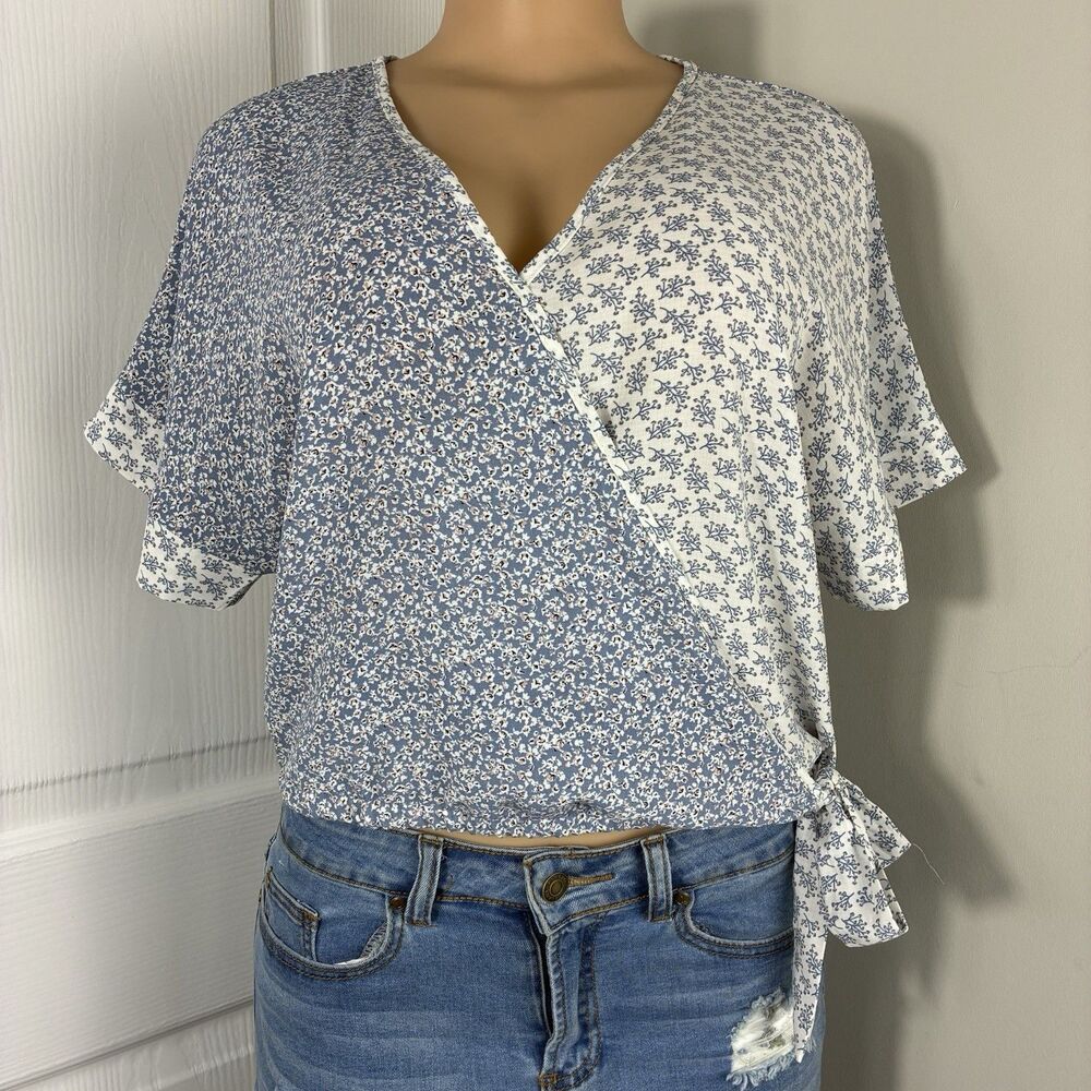 Paper Crane Womans Blouse sz S Blue White Floral Side Tie Wrap V Neck Cropped